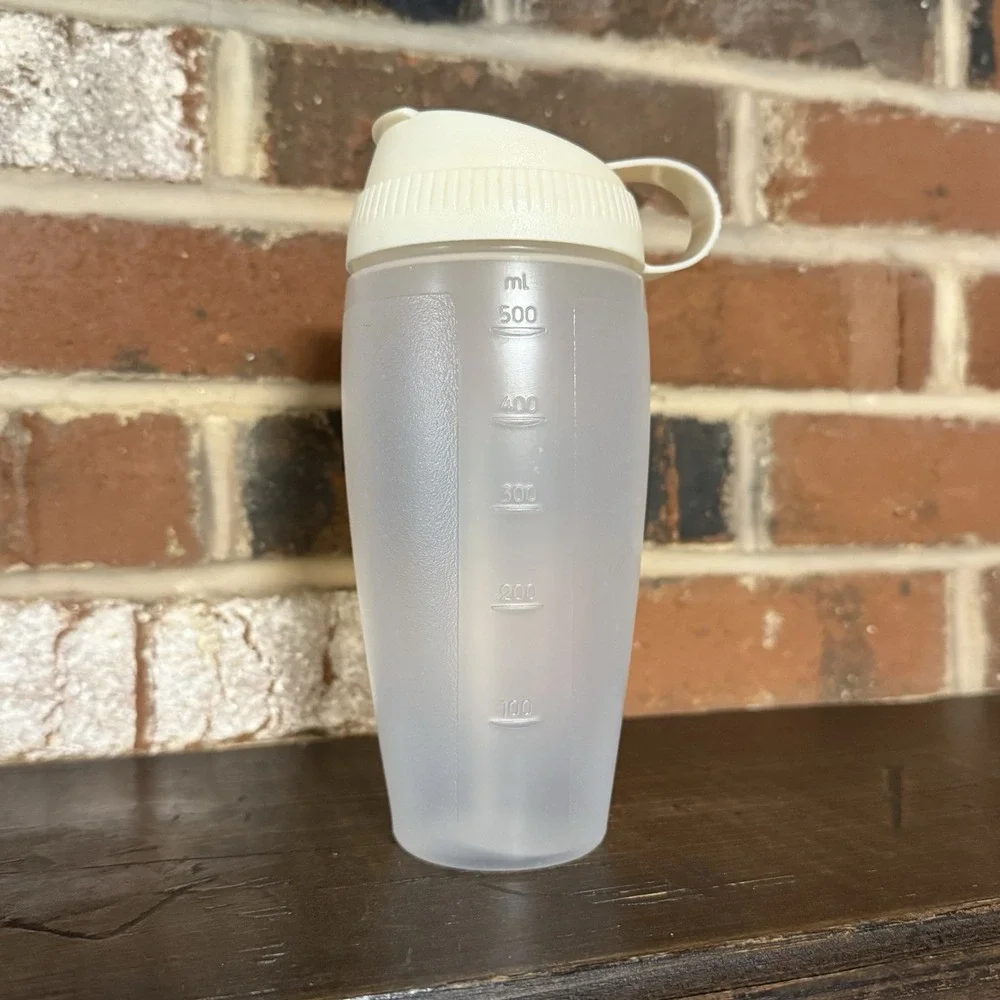 Rubbermaid 16 oz Salad Dressing Shaker‎ Blender Mixer Bottle #309B Servin Saver